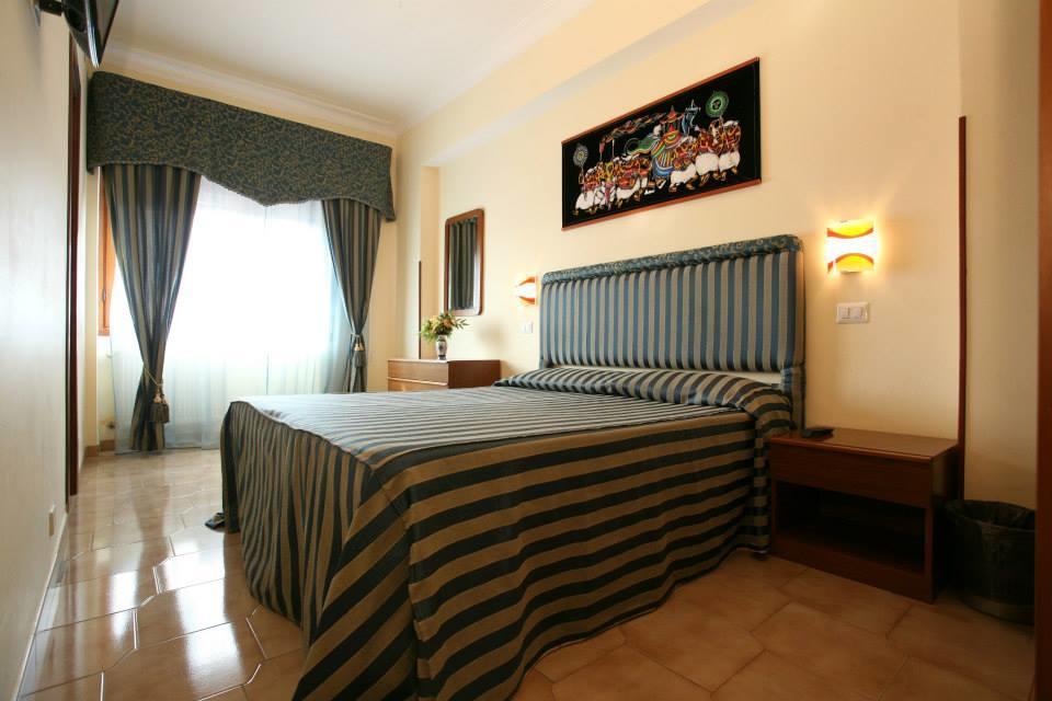 Tiburtina Hotel Holiday Рим Екстериор снимка
