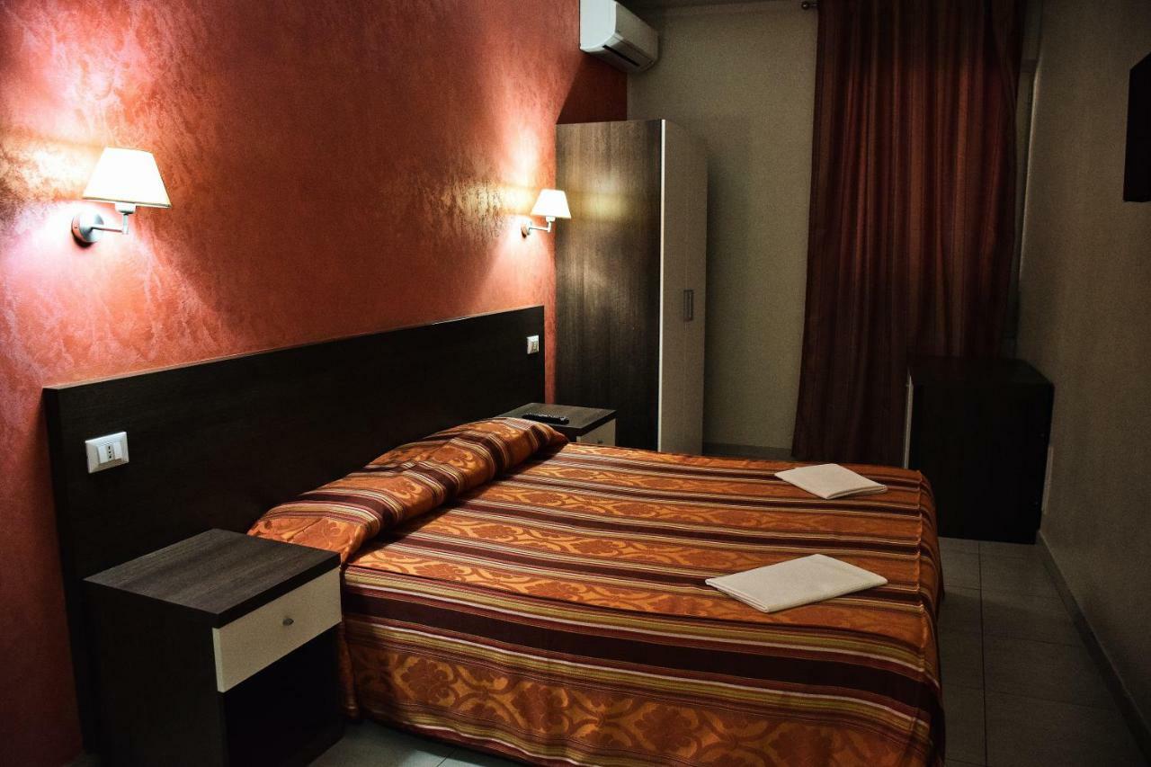 Tiburtina Hotel Holiday Рим Екстериор снимка